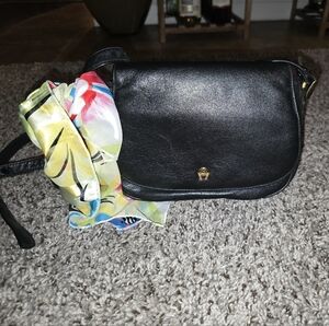🥰 Classic Black Leather Crossbody Bag By Etienne Aigner